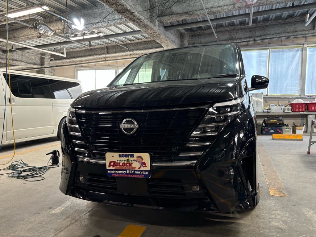 インロックが発生した日産 セレナGFC28 2023年式。こちらの車両のドアを解錠します