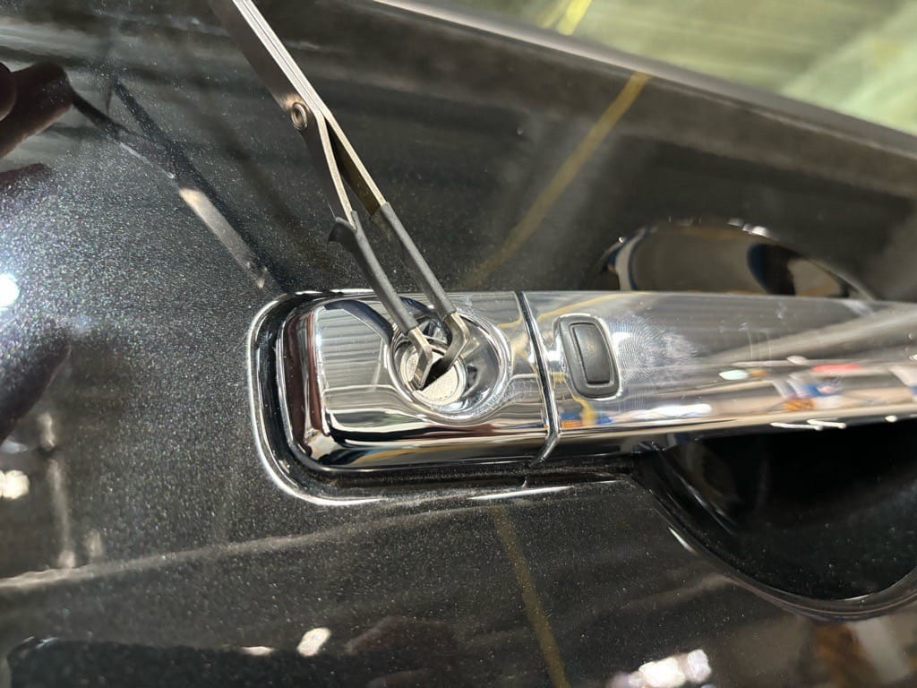 セレナの運転席ドアシリンダーをピッキングする様子