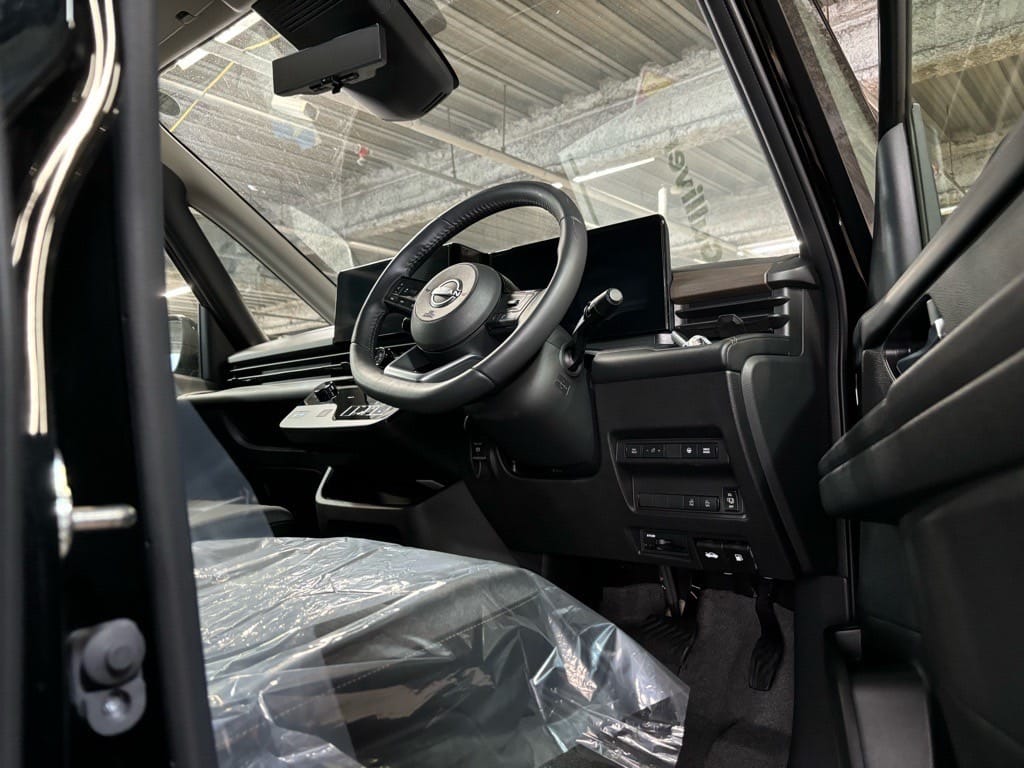 セレナの運転席ドアが開きました