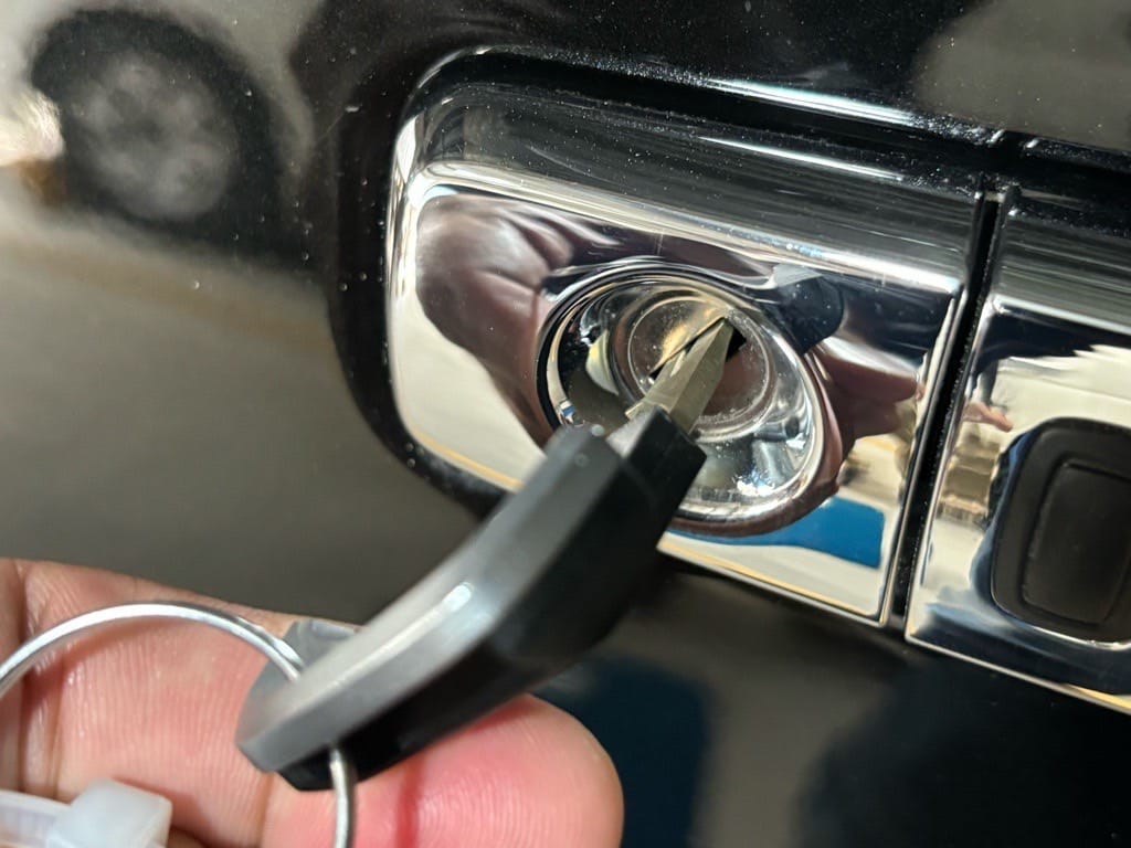 メカニカルキーをセレナのドアシリンダーにさして動作確認