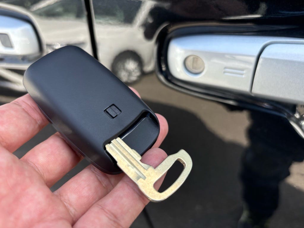 登録が完了したタントのキーフリーリモコンに作製したメカニカルキーを収納