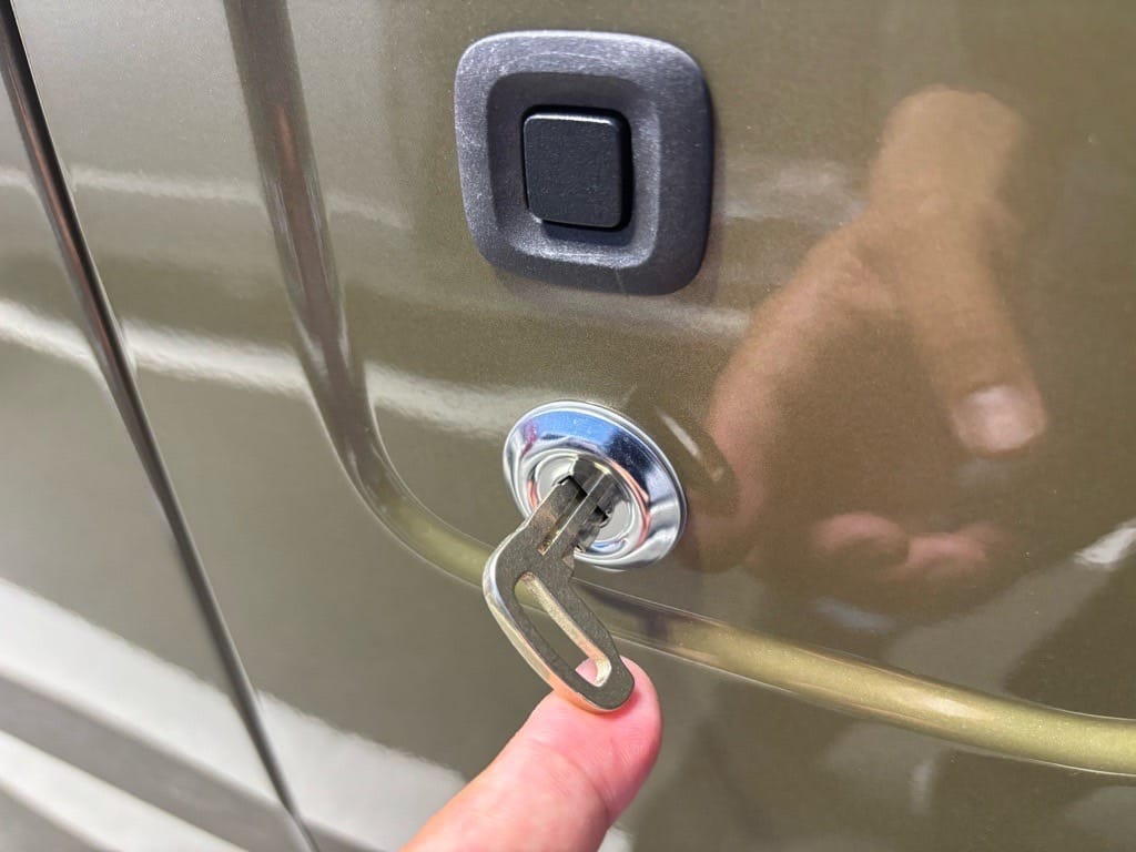 作製したメカニカルキーをハイゼットのドアシリンダーにさしている