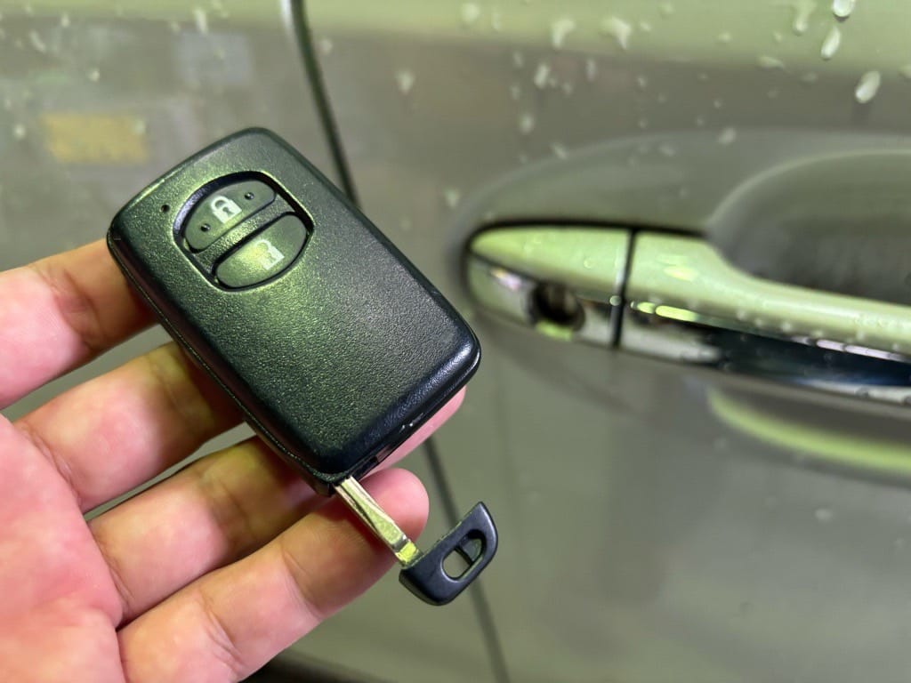 登録が完了したプリウスαのスマートキーに作製したメカニカルキーを収納