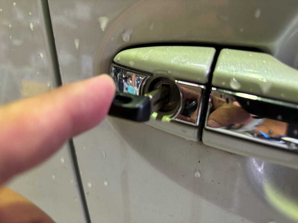 作製したメカニカルキーをプリウスαのドアシリンダーにさしている