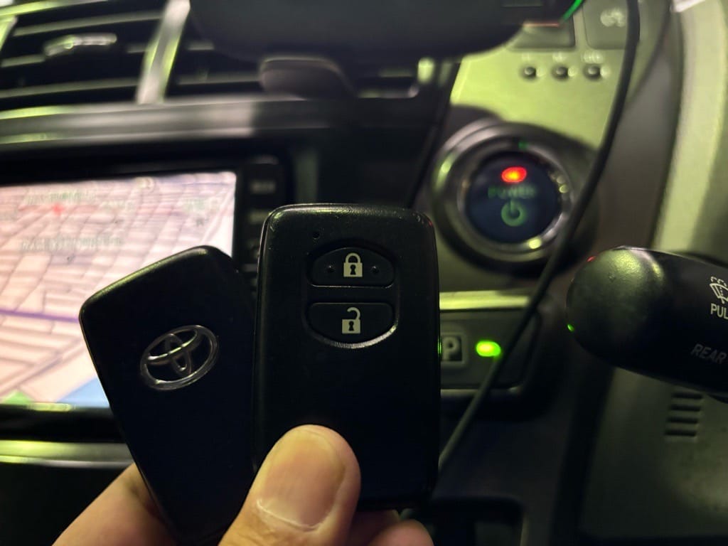 登録が完了したプリウスαのスマートキー2個を運転席で持っている