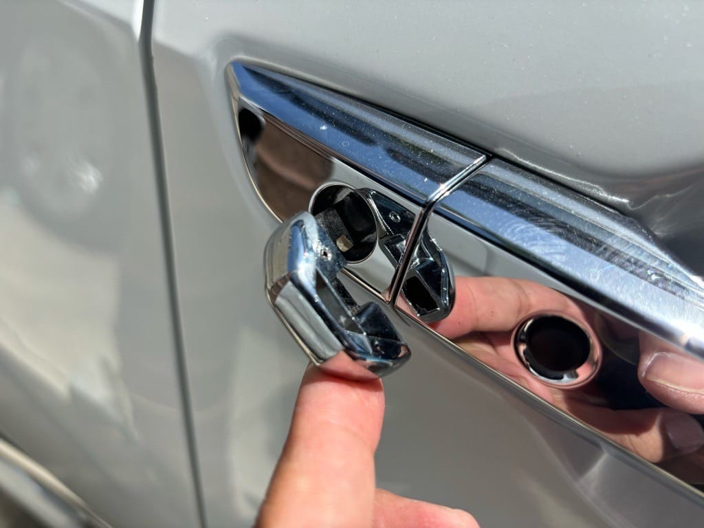 作製したメカニカルキーをシビックのドアシリンダーにさしている