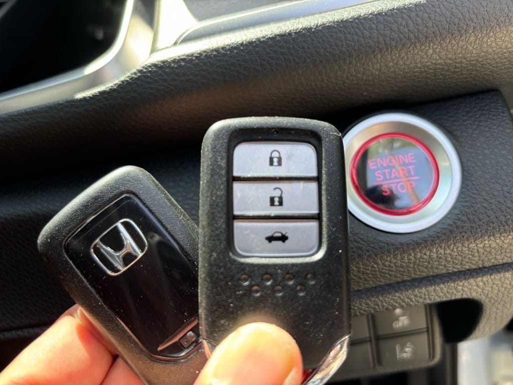 登録が完了したシビックのスマートキー２個をスタートボタンの前で持っている