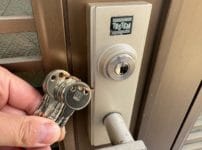 ディンプルキーへ交換完了。ドアの近くで付属の鍵を数本持っている
