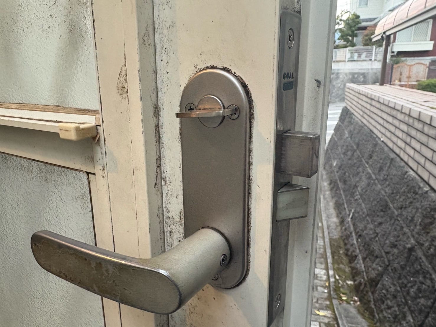 解錠に成功し、ドアが開いた状態。ドアの裏側