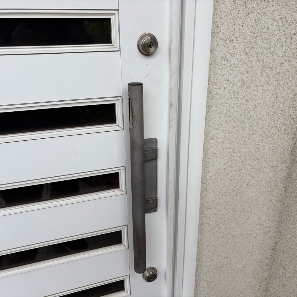 2ロックがついた玄関ドア