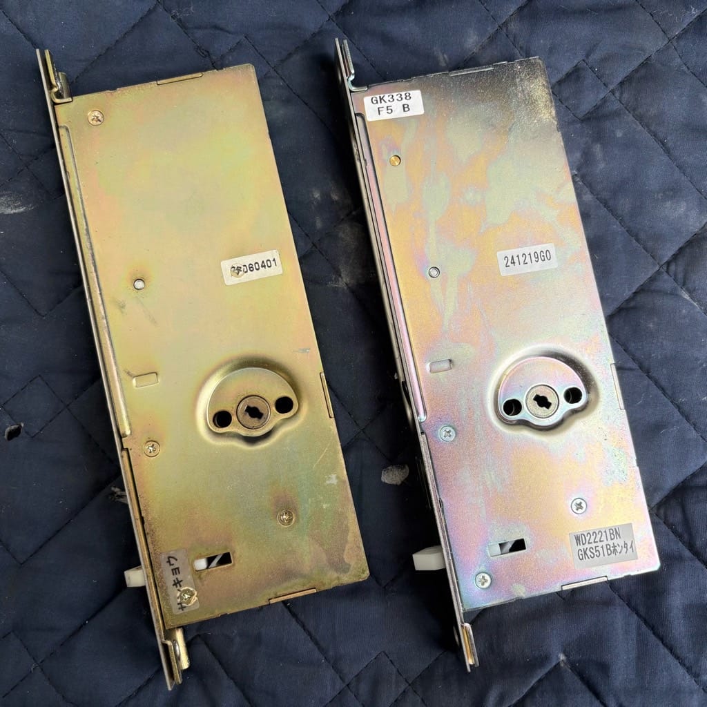 取り外したケースロックと新しいケースロックが並べて置かれている