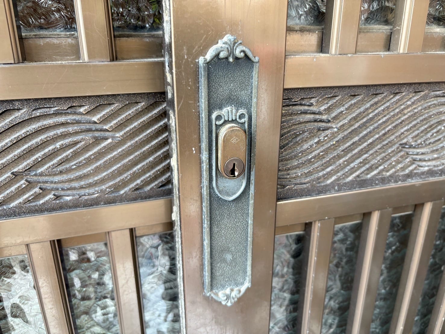古い鍵がついた引戸。こちらの鍵を交換します