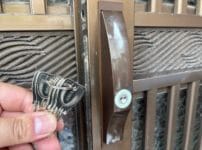 ディンプルタイプの鍵へ交換。引戸の前で付属の鍵を持っている