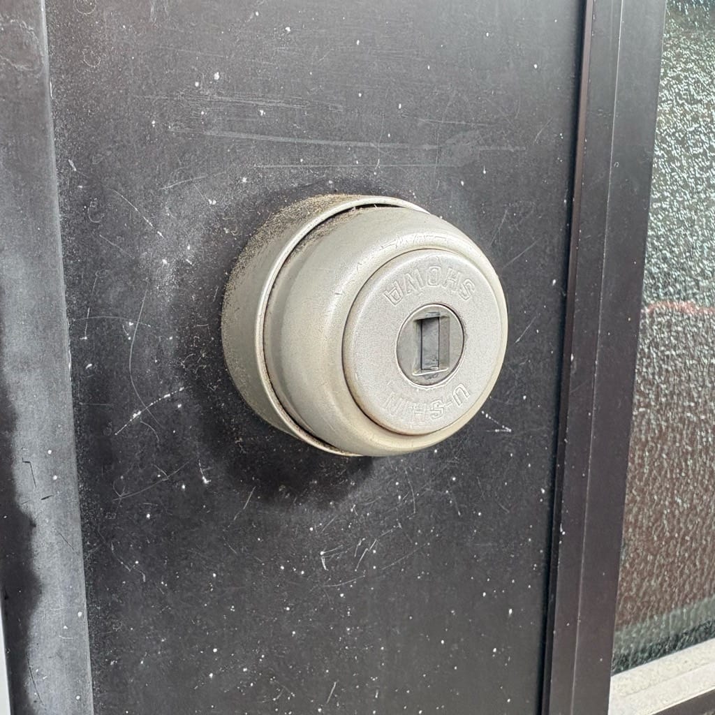 交換前のシリンダー。