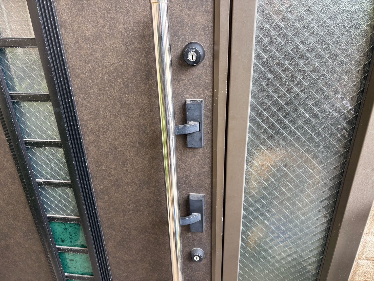 鍵交換を行う玄関ドア