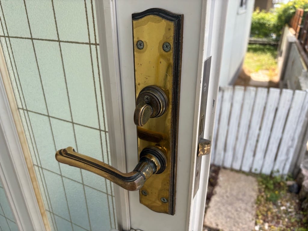 扉の内側。WEST社のレバーハンドル錠がついている