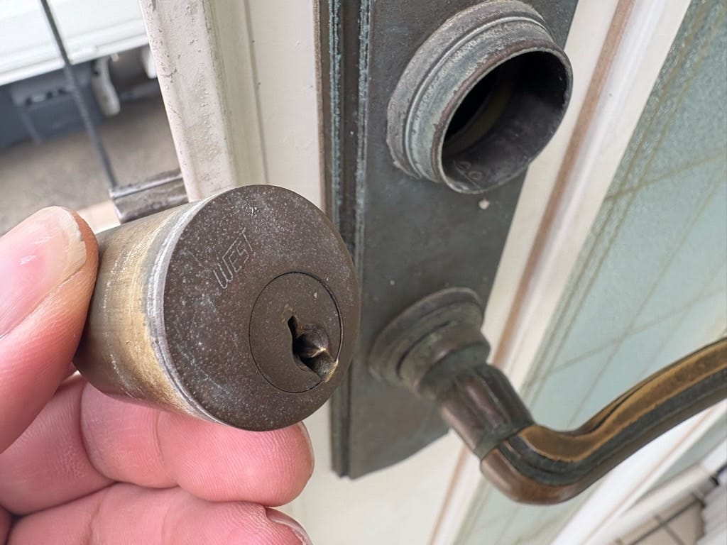 シリンダーを扉から取り外しました