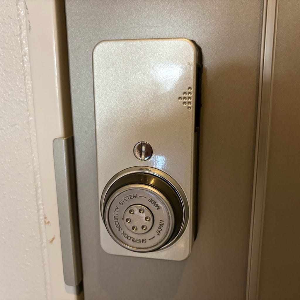 扉にはシャーロックⅡのカードキー錠がついています