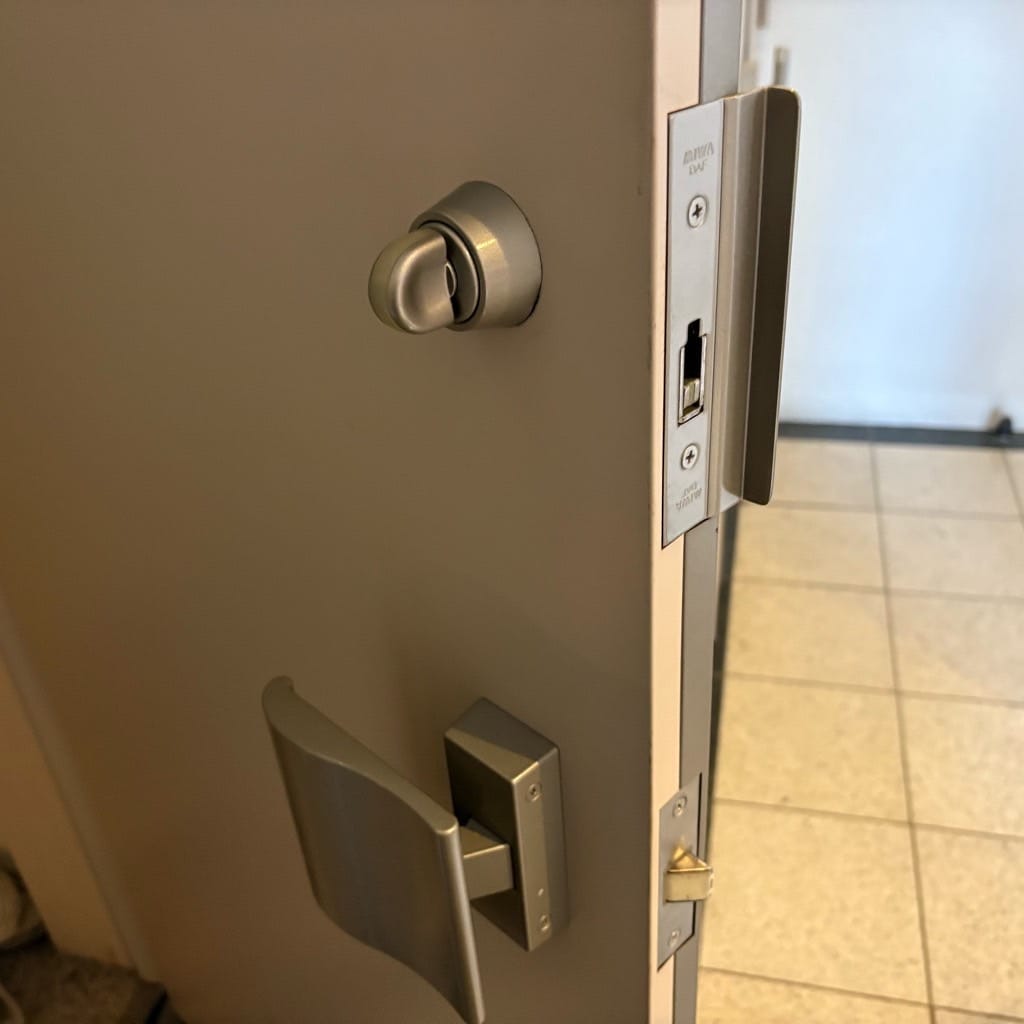 解錠に成功し、扉が開きました。扉の内側