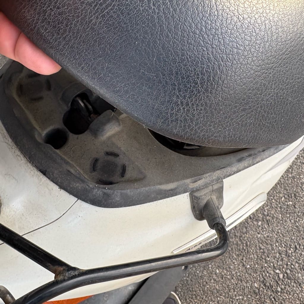 開いたバイクのメットイン