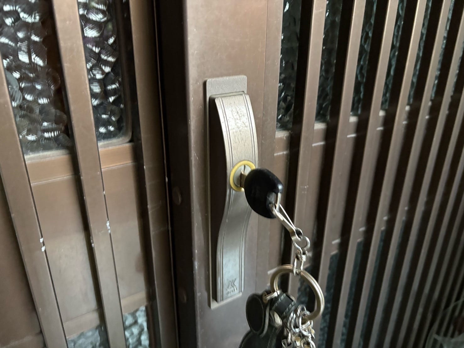 開けられなくなった引戸の鍵に鍵がささっている