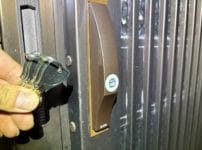 新しい鍵へ交換。錠前の前で付属の鍵数本を持っている