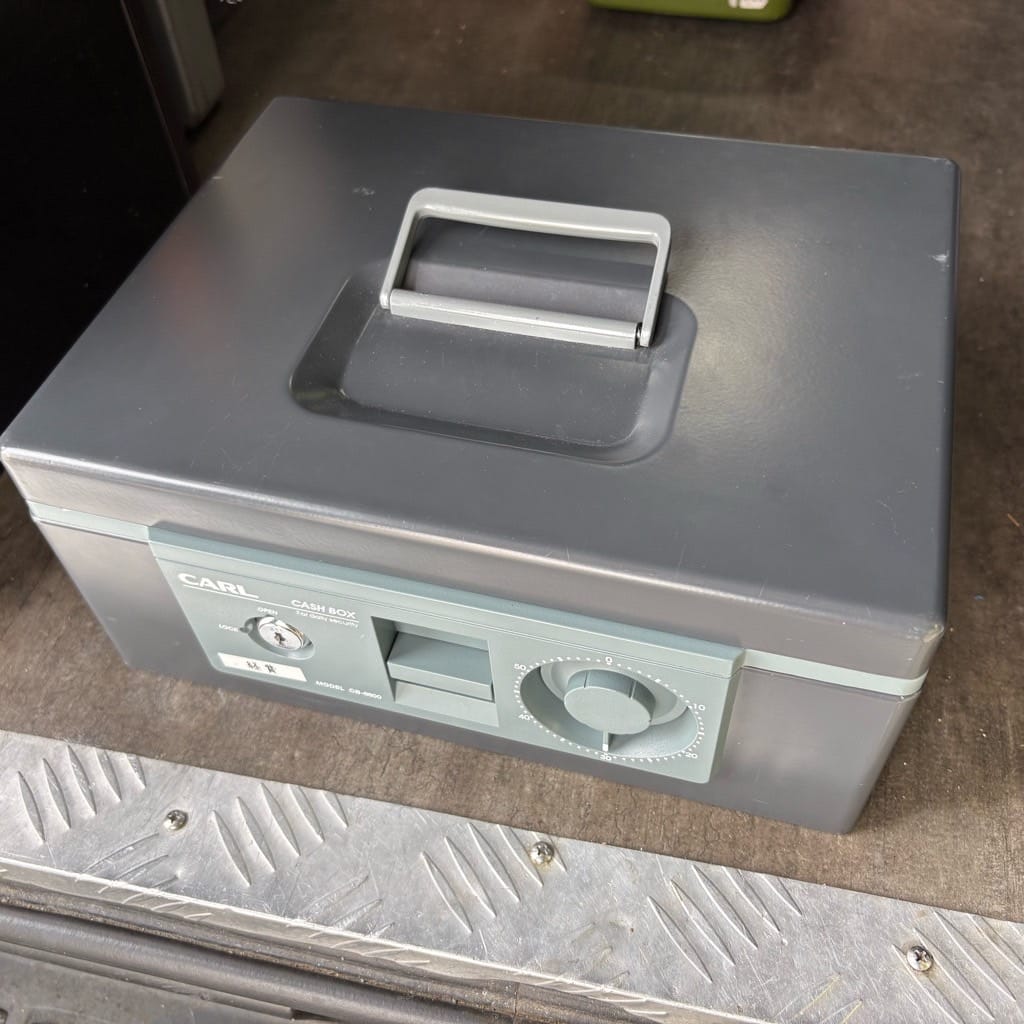 開けられなくなった手提げ金庫。こちらの金庫を解錠します