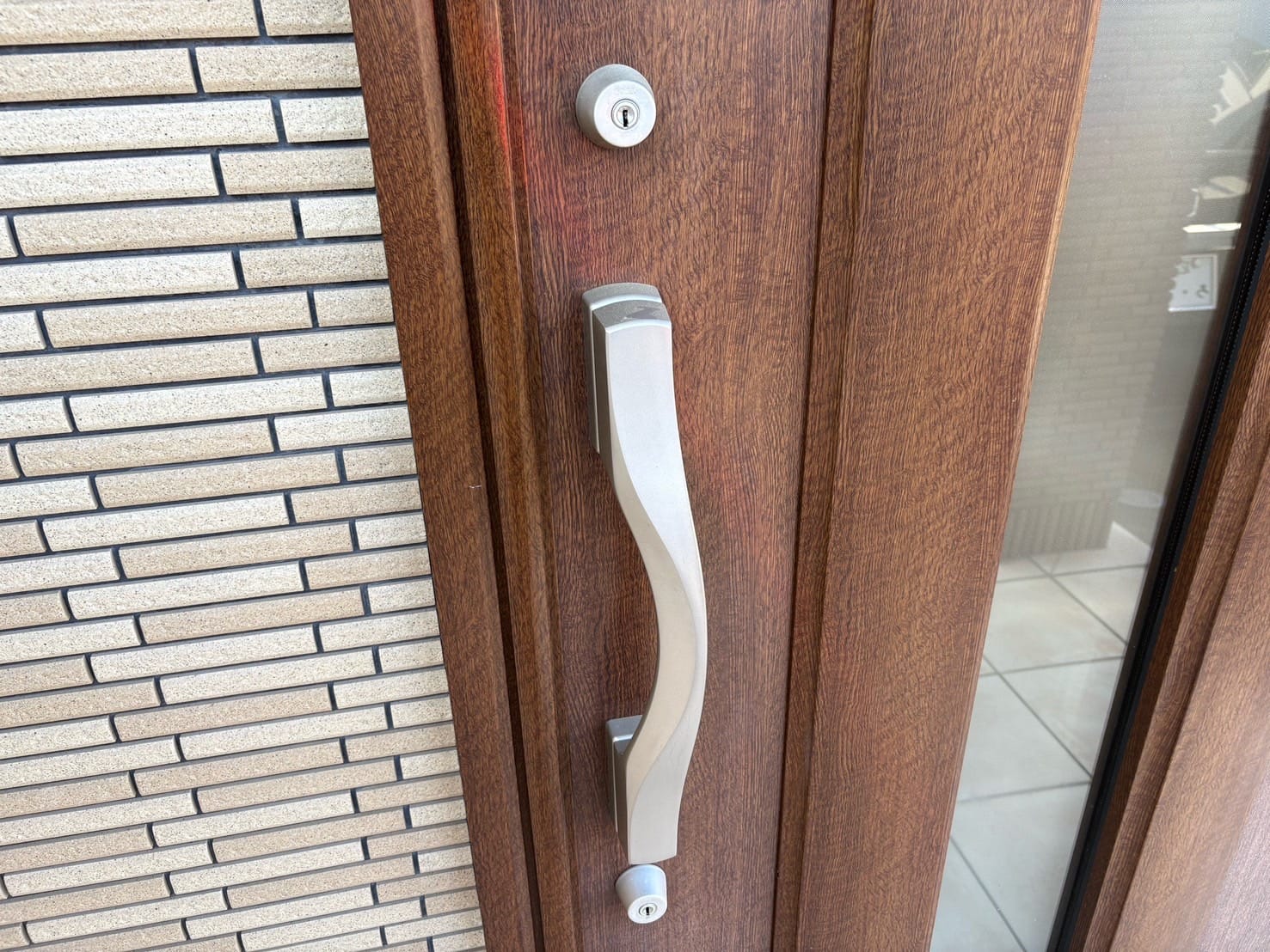 扉には2ロックのプッシュプル錠がついている