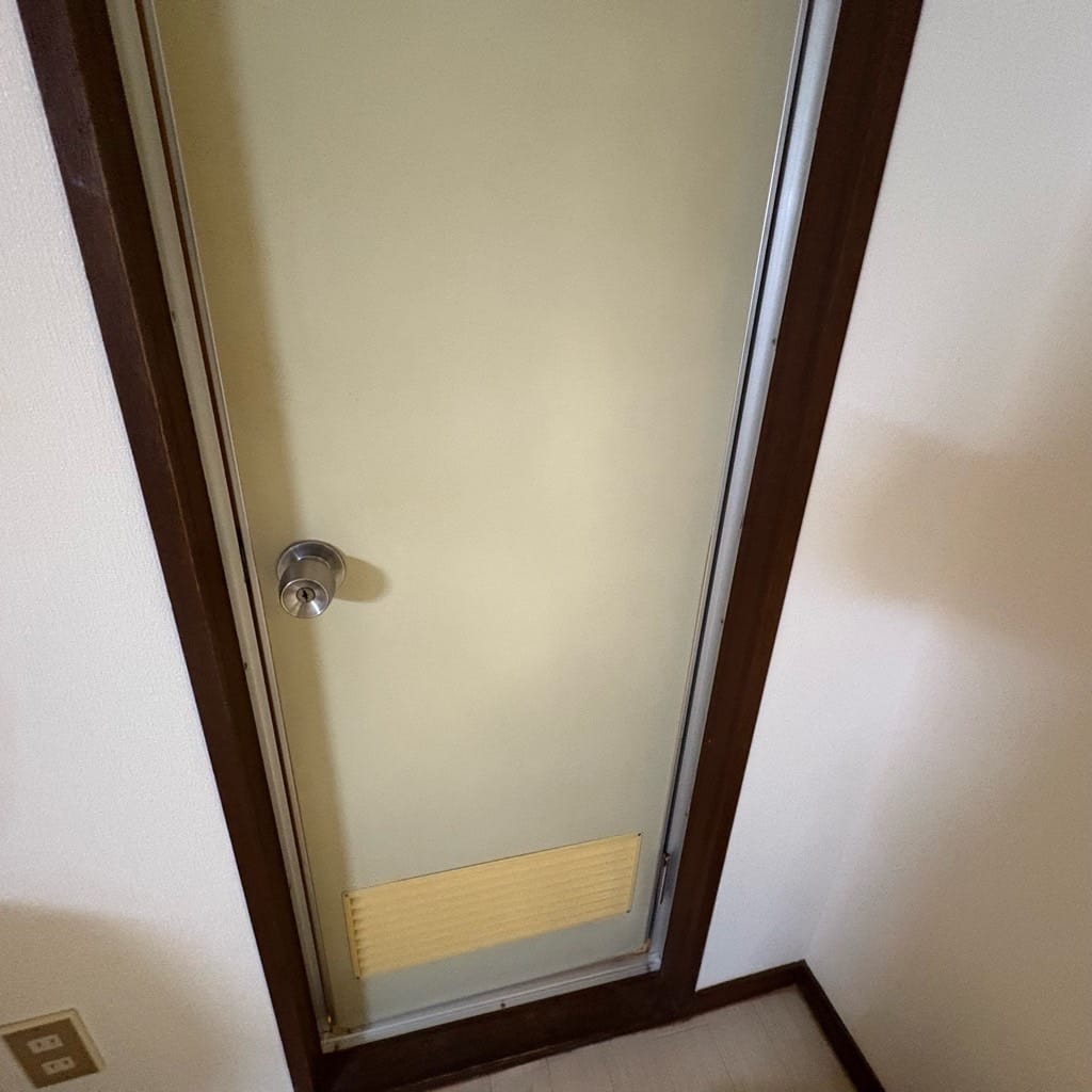 開かなくなったトイレの扉。こちらの扉を解錠します
