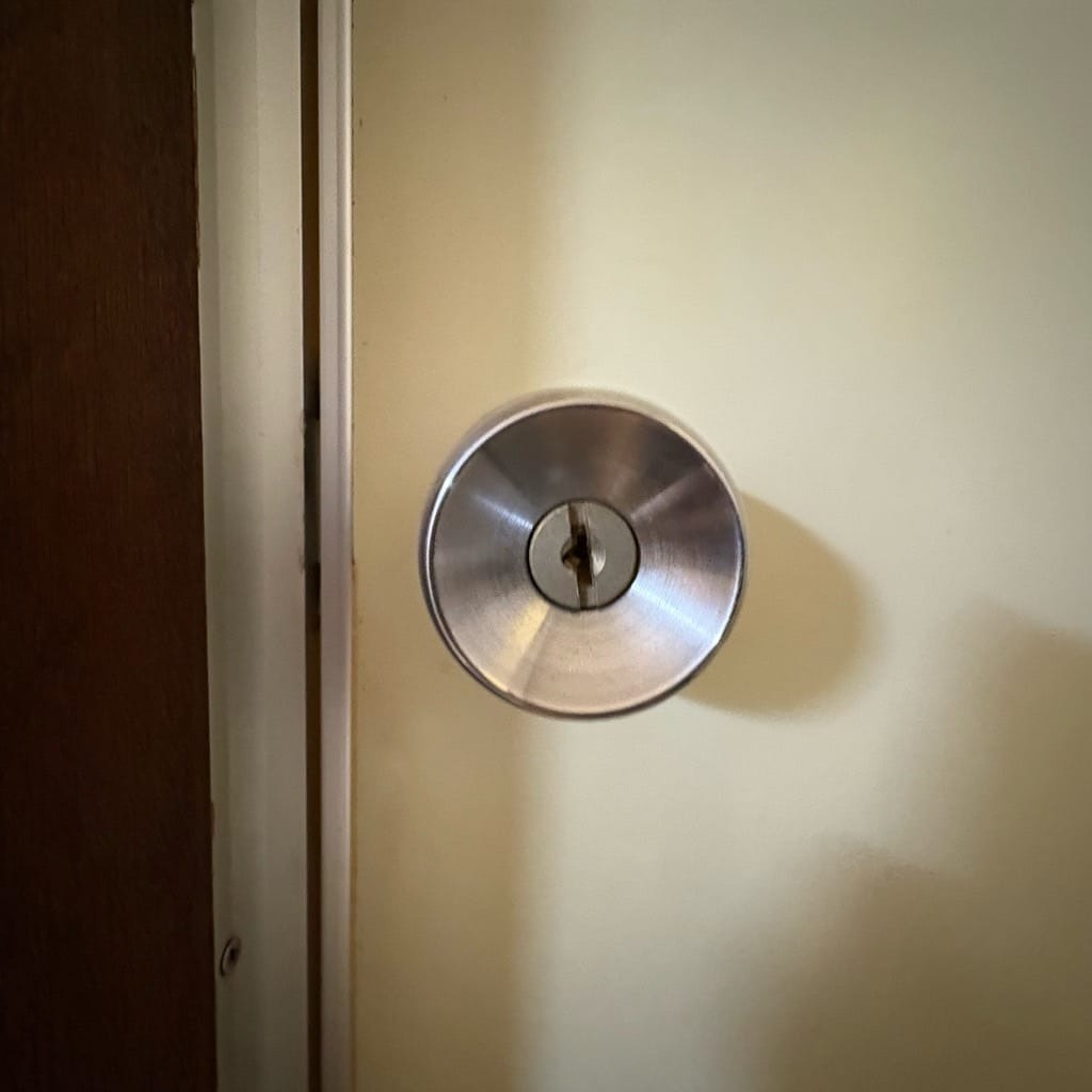 扉にはドアノブがついている