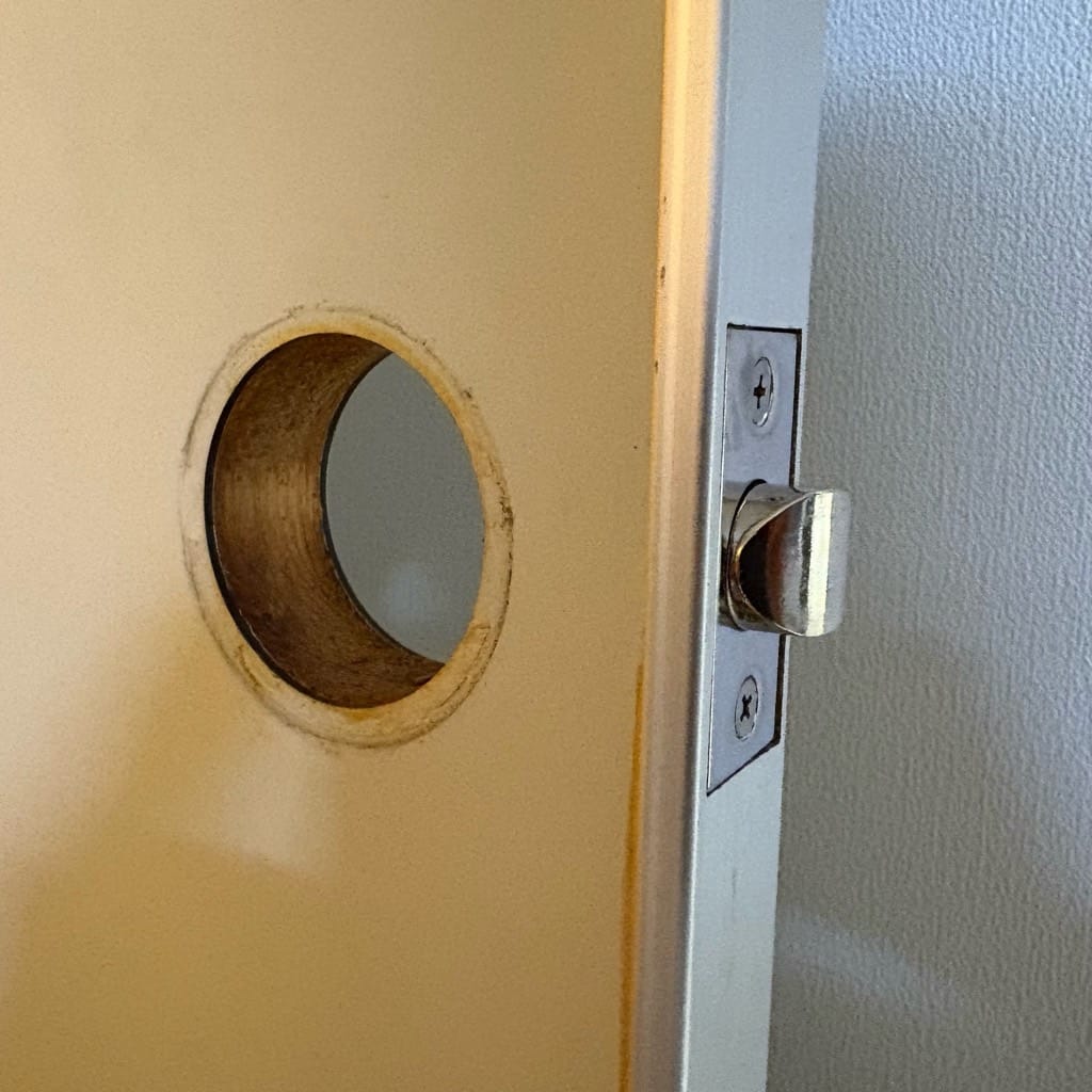 鍵を扉から取り外した状態。扉には穴が空いている