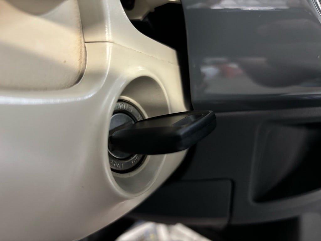 作製した鍵がフィアットのイグニッションシリンダーにささっている