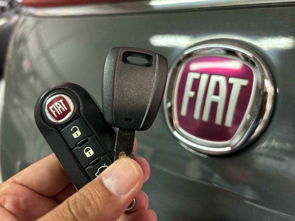 作製したフィアットのスペアキーと既存の鍵を手に持っている