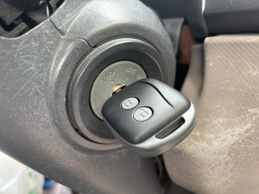 作製したリモコンキーがエルフのイグニッションシリンダーにささっている