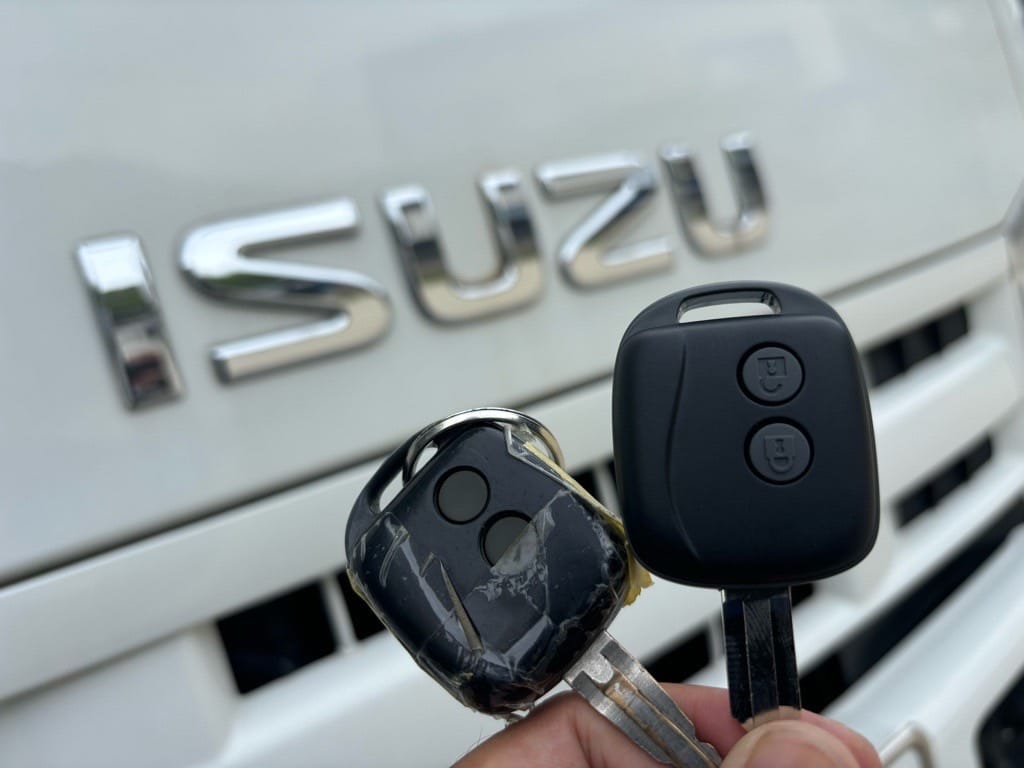 エルフの鍵２本を手に持っている