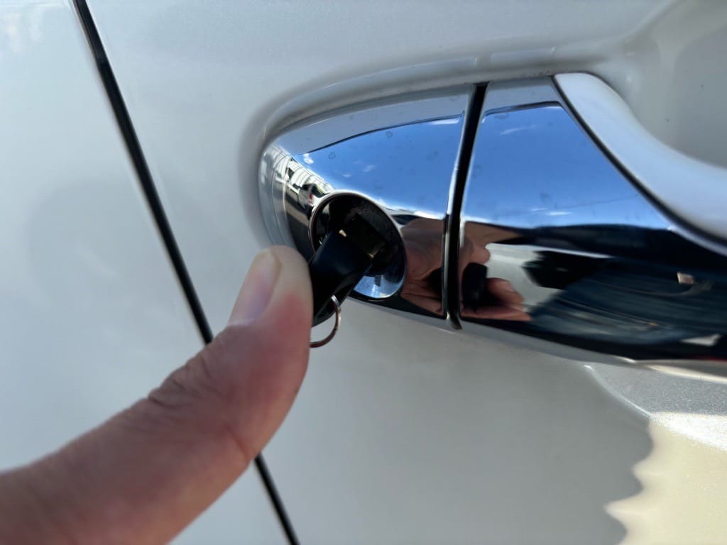 作製したメカニカルキーをクラウンのドアシリンダーにさしている