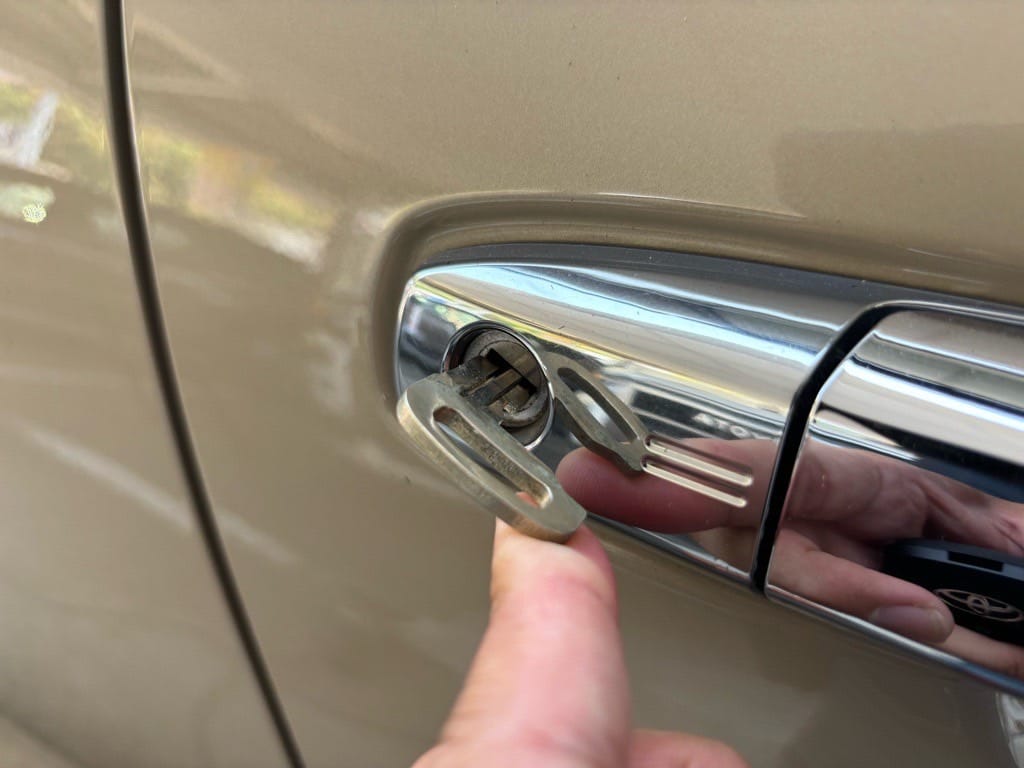 作製したトヨタライズのメカニカルキーをドアシリンダーにさしている