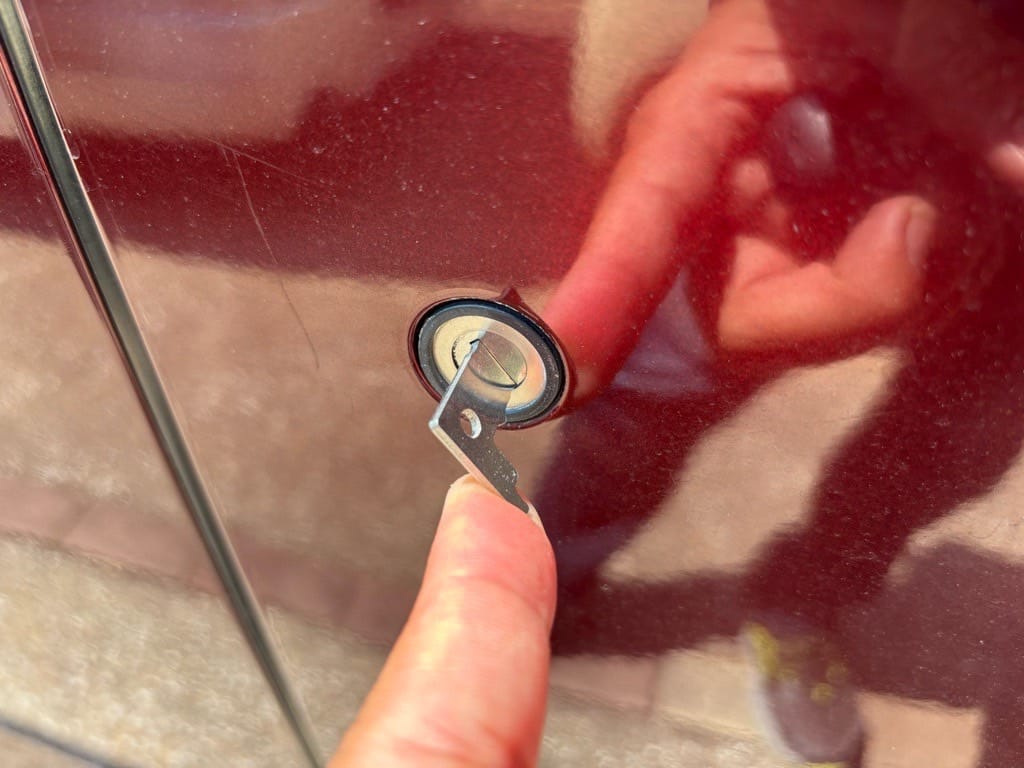作製したメカニカルキーをN-BOXのドアシリンダーにさしている