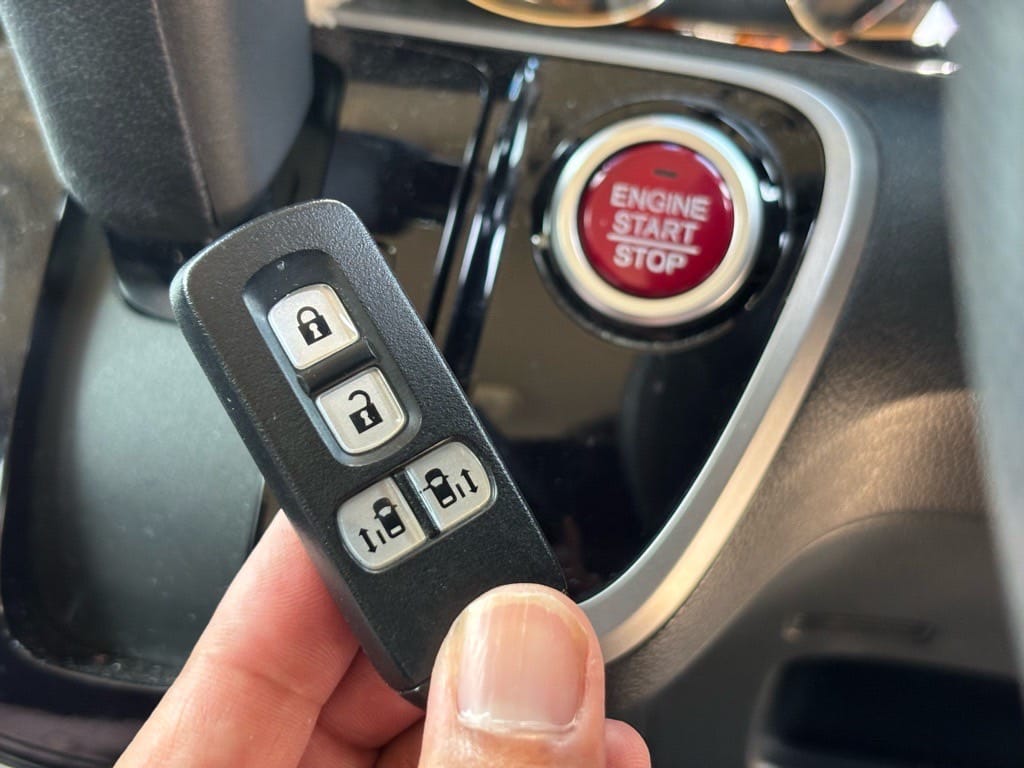 登録が完了したスマートキーをN-BOXのスタートボタンの前で持っている