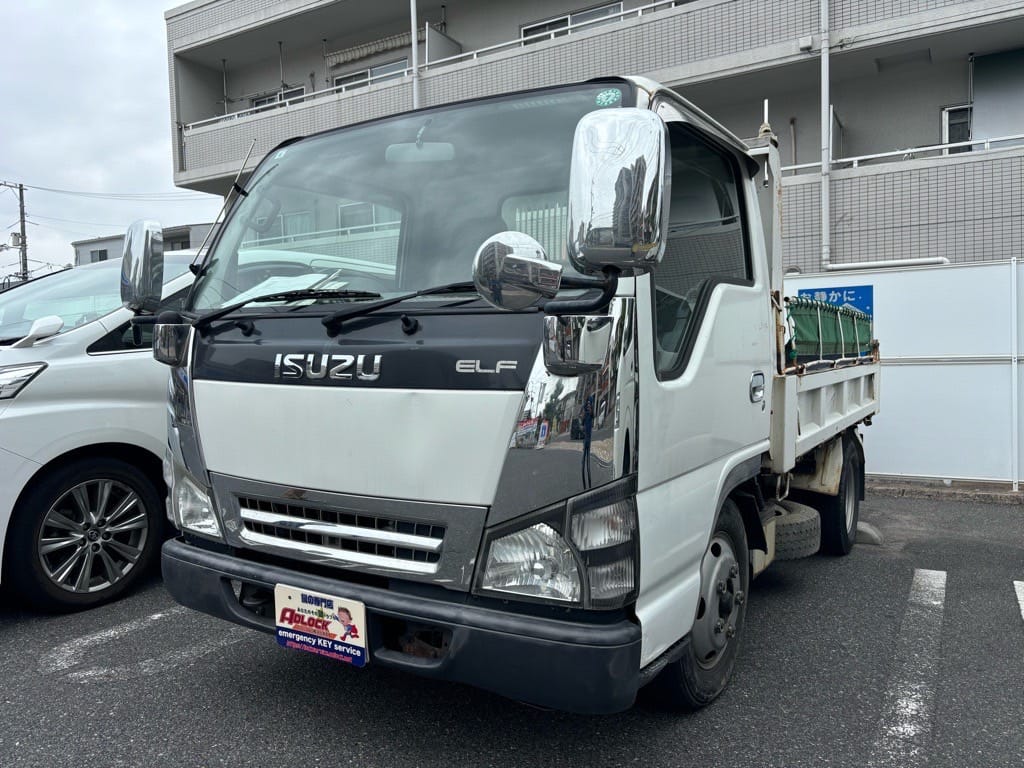 いすゞ エルフNKR81 2006年式。こちらの車両の鍵を作製します