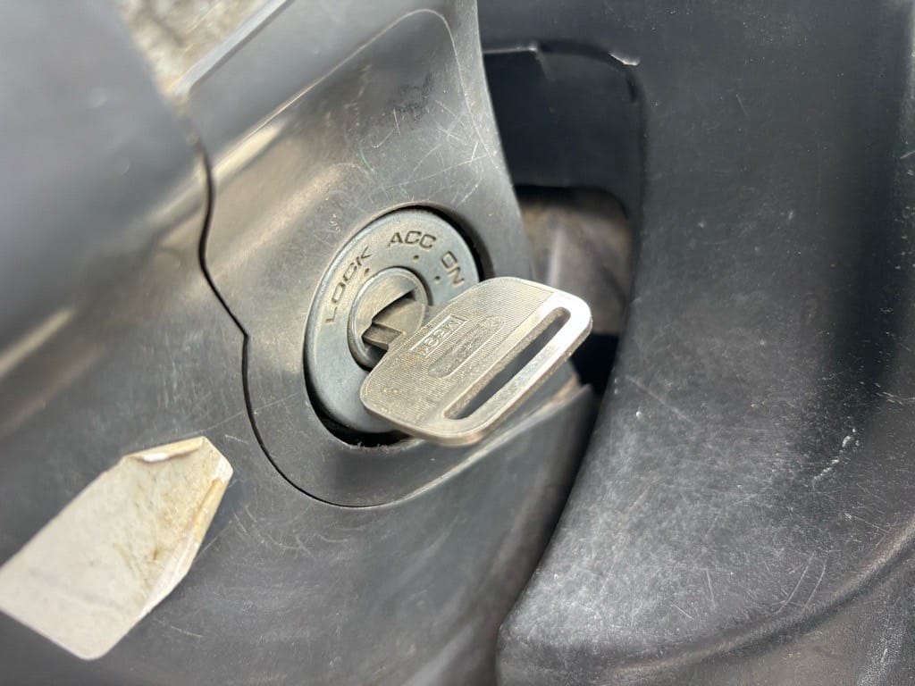 復元した鍵がエルフのイグニッションシリンダーにささっている