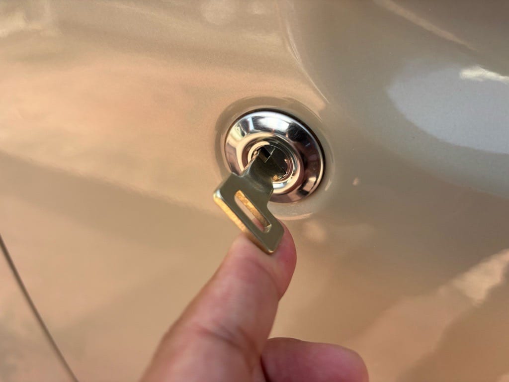 複製したメカニカルキーをムーヴキャンパスのドアシリンダーにさしている