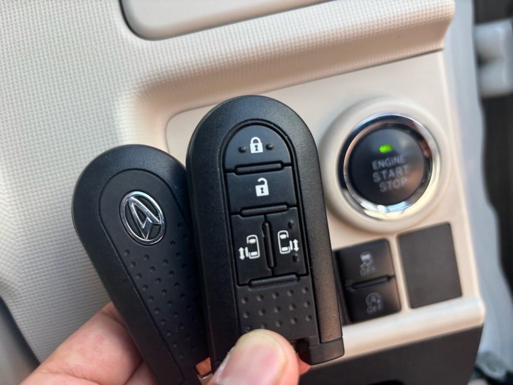 登録が完了したスマートキーをムーヴキャンパスのスタートボタンの前で持っている