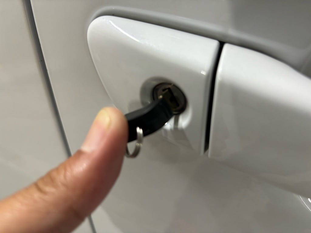 作製したメカニカルキーをレクサスのドアシリンダーにさしている