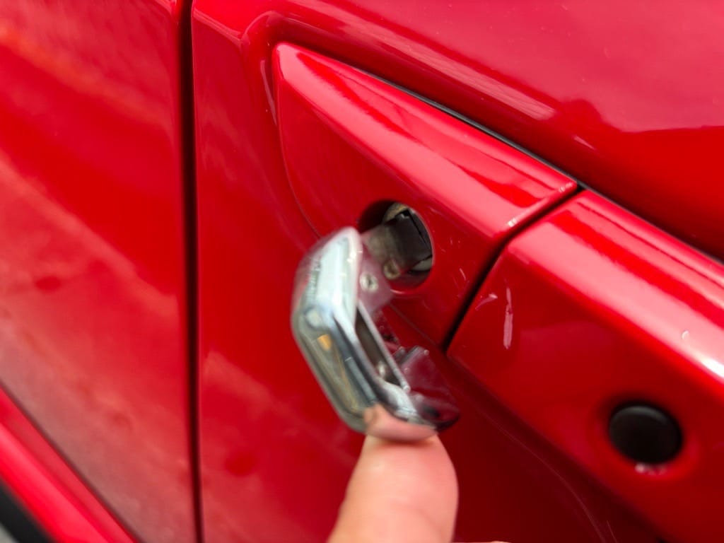 作製したシビックのメカニカルキーをドアシリンダーにさしている