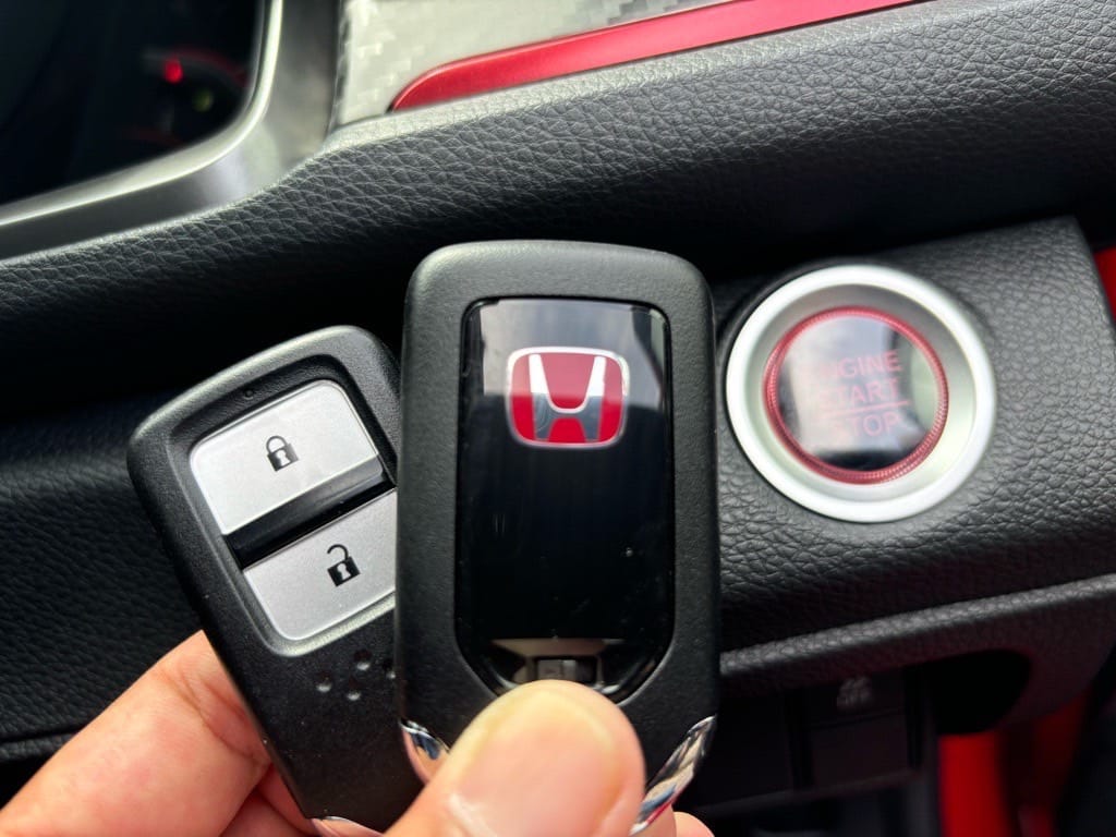 登録が完了したシビックのスマートキーをスタートボタンの前で手に持っている