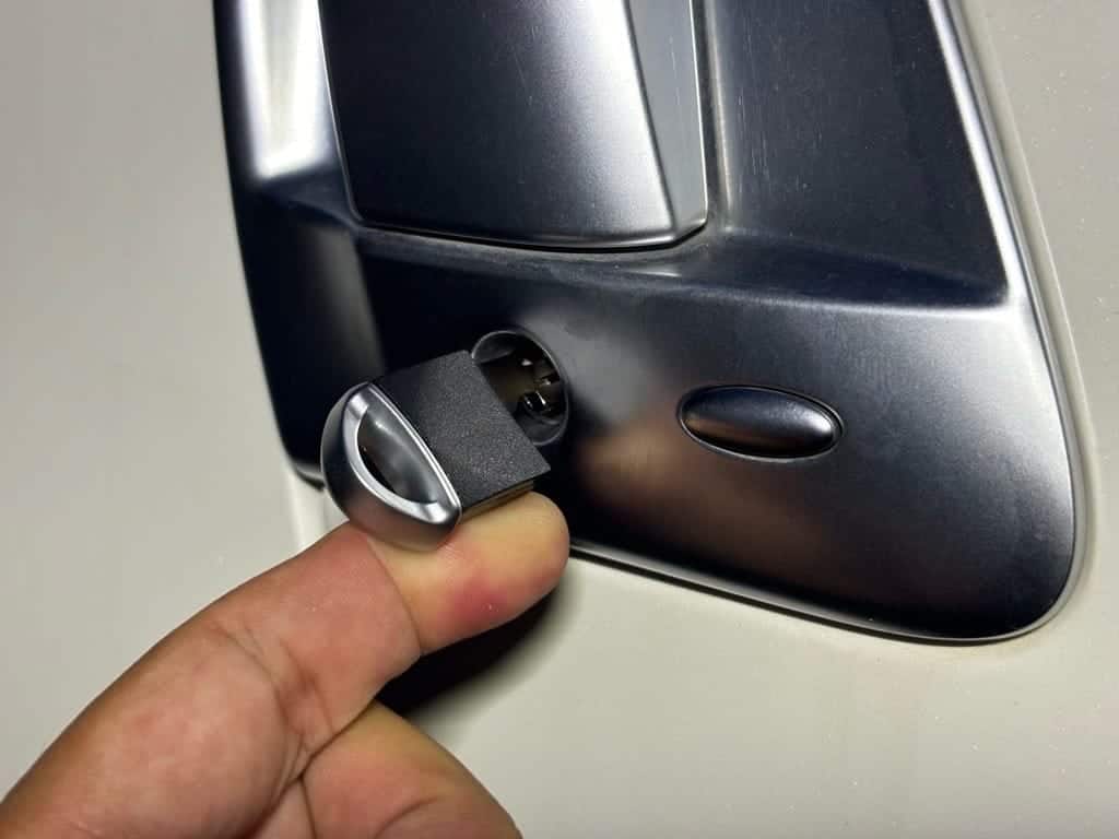 作製したメカニカルキーをフェアレディZのドアシリンダーにさしている