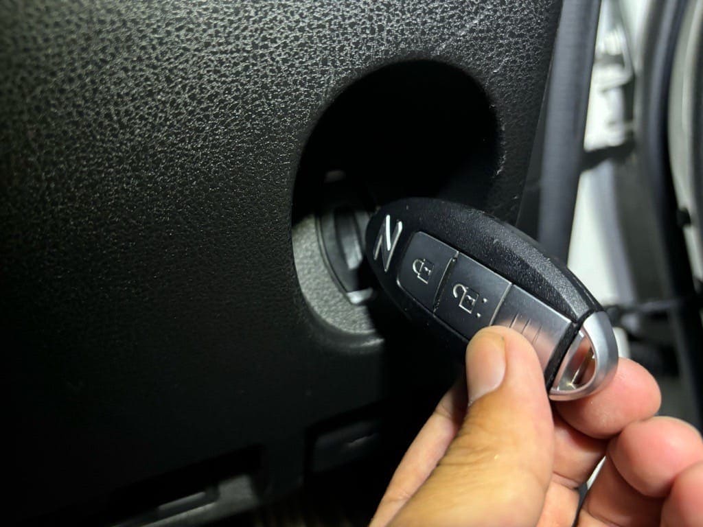 フェアレディZのスロットにインテリジェントキーを差し込んでいる