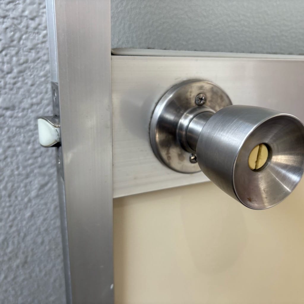 ドアノブがついた浴室扉。こちらの鍵を交換します