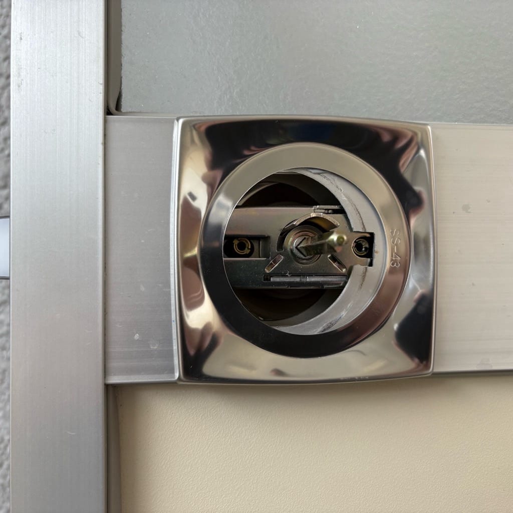 ノブを取り外した状態の扉